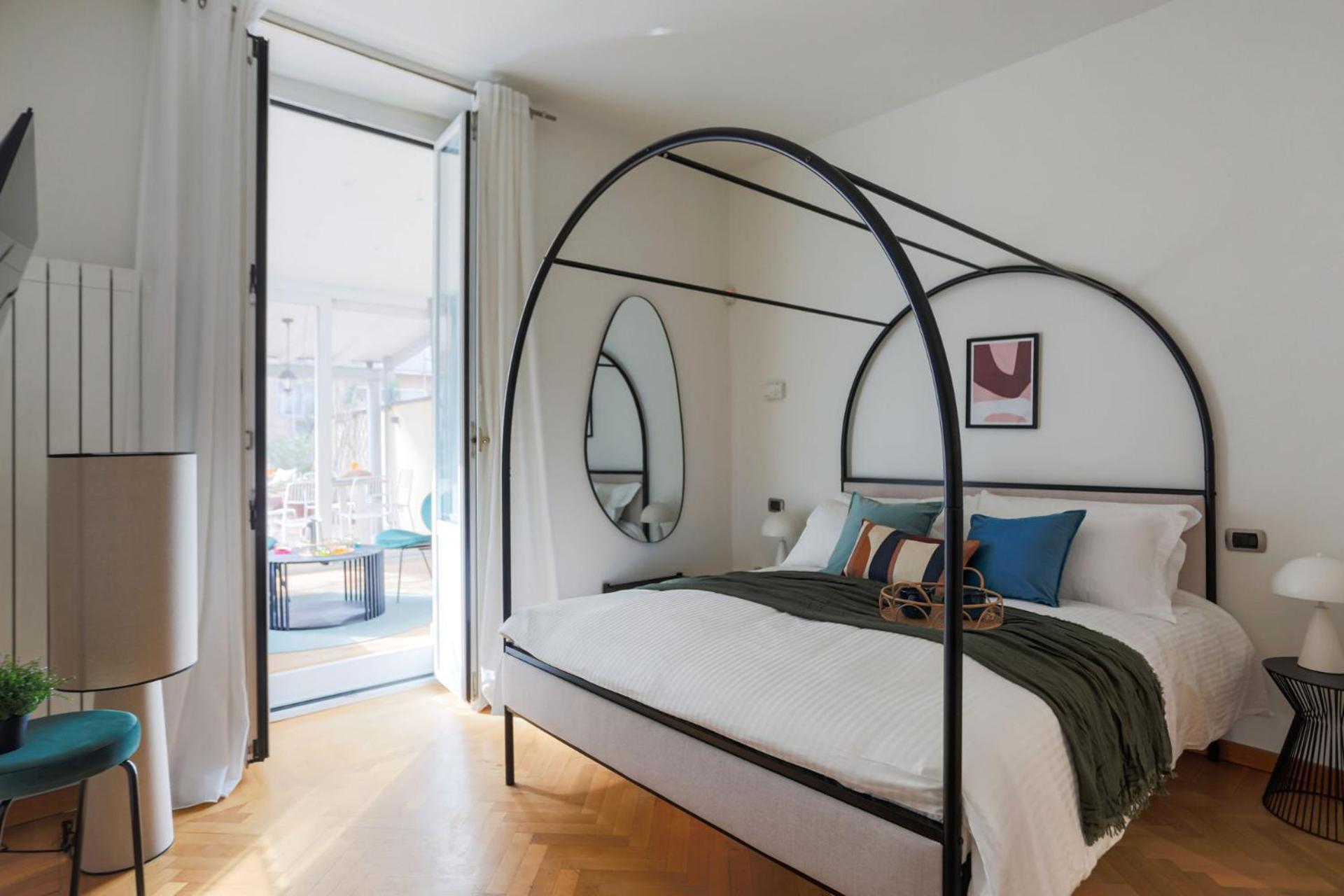 The Rent - Spacious Three-bedroom In The Heart Of Apartment Mailand